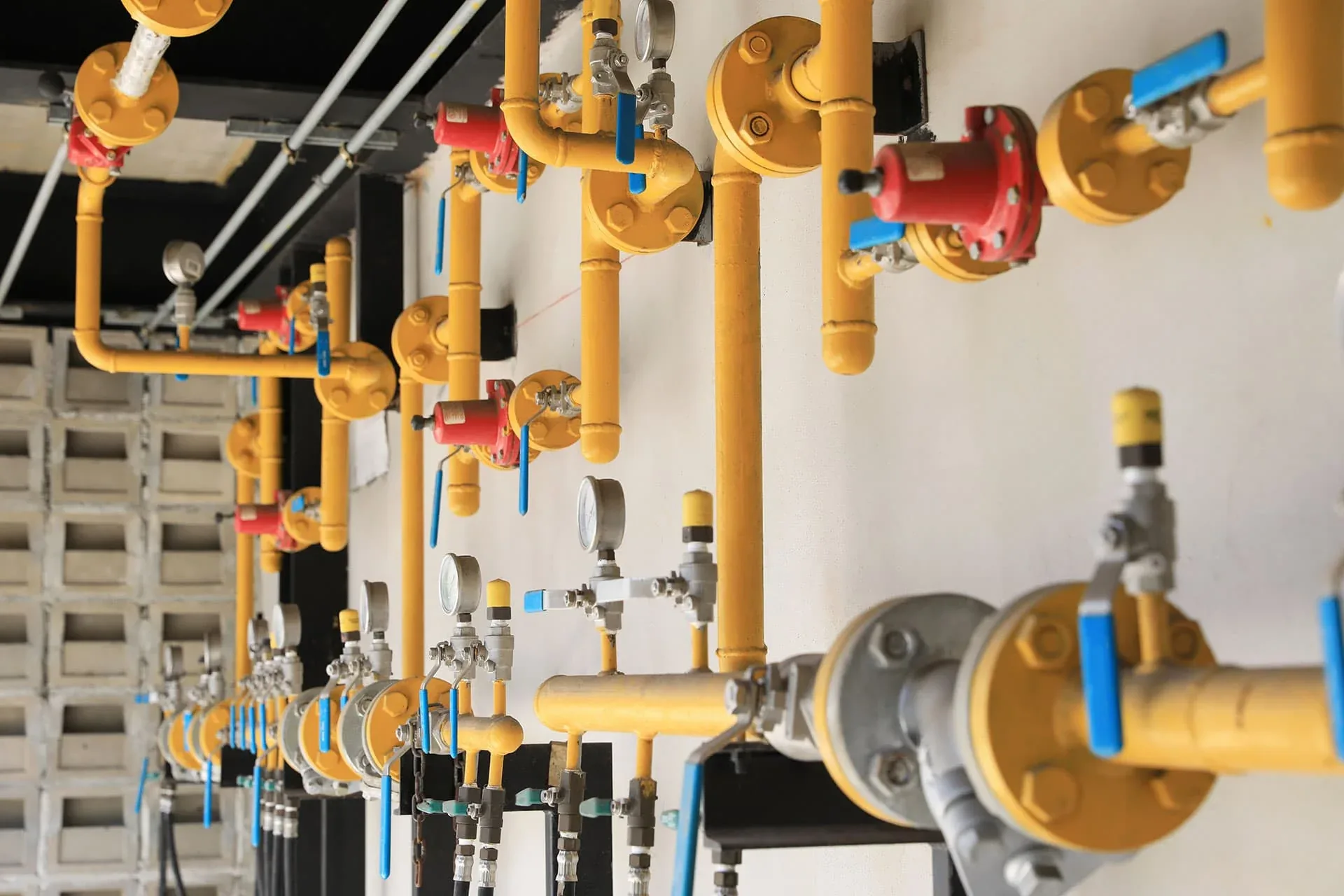 Cañerías de gas amarillas, válvulas y reguladores de presión para instalaciones de gas en CABA, GBA y todo el país – Sanitarios Márquez